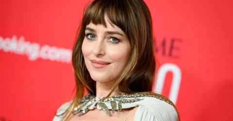 Dakota Johnson readuce pelerina la gala Time 100 într-o creație Valentino