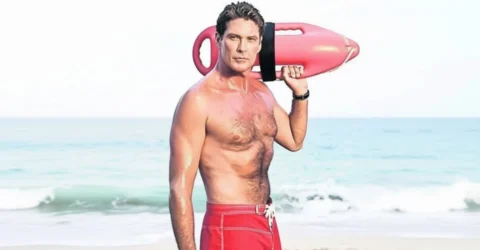 David Hasselhoff, de nerecunoscut la 73 de ani. Starul Baywatch se deplasează cu ajutor