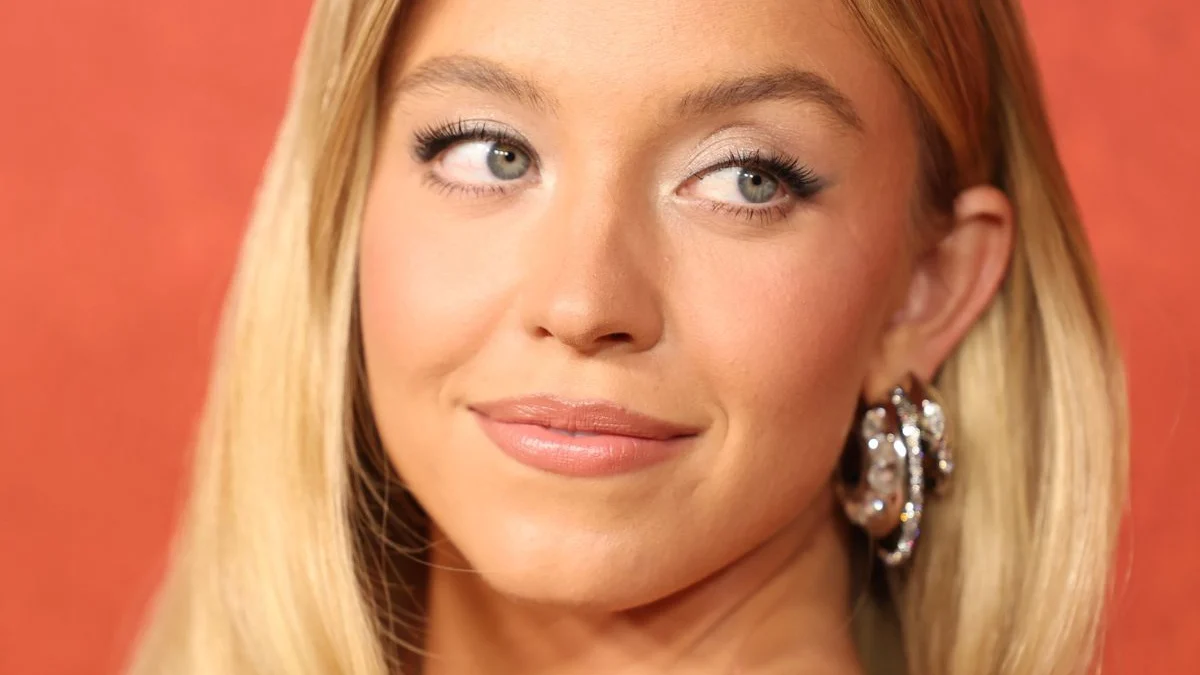 Scenarista Diavolul se îmbracă de la Prada 2 lămurește misterul cameo-ului lui Sydney Sweeney