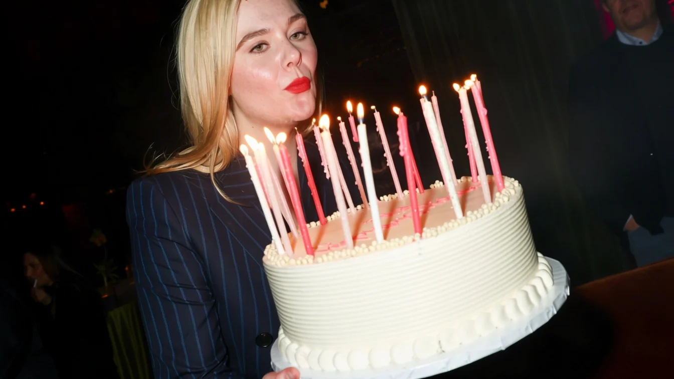 Tehnica lui Elle Fanning pentru un ruj roșu perfect care rezistă ore întregi