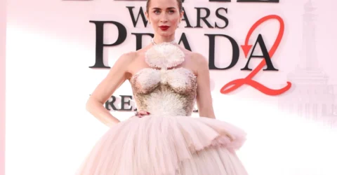 Emily Blunt uimește cu 399 de perle la premiera Diavolul se îmbracă de la Prada 2