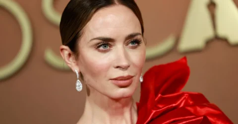 Emily Blunt reinventează manichiura roșie cu flori 3D pe 4 unghii