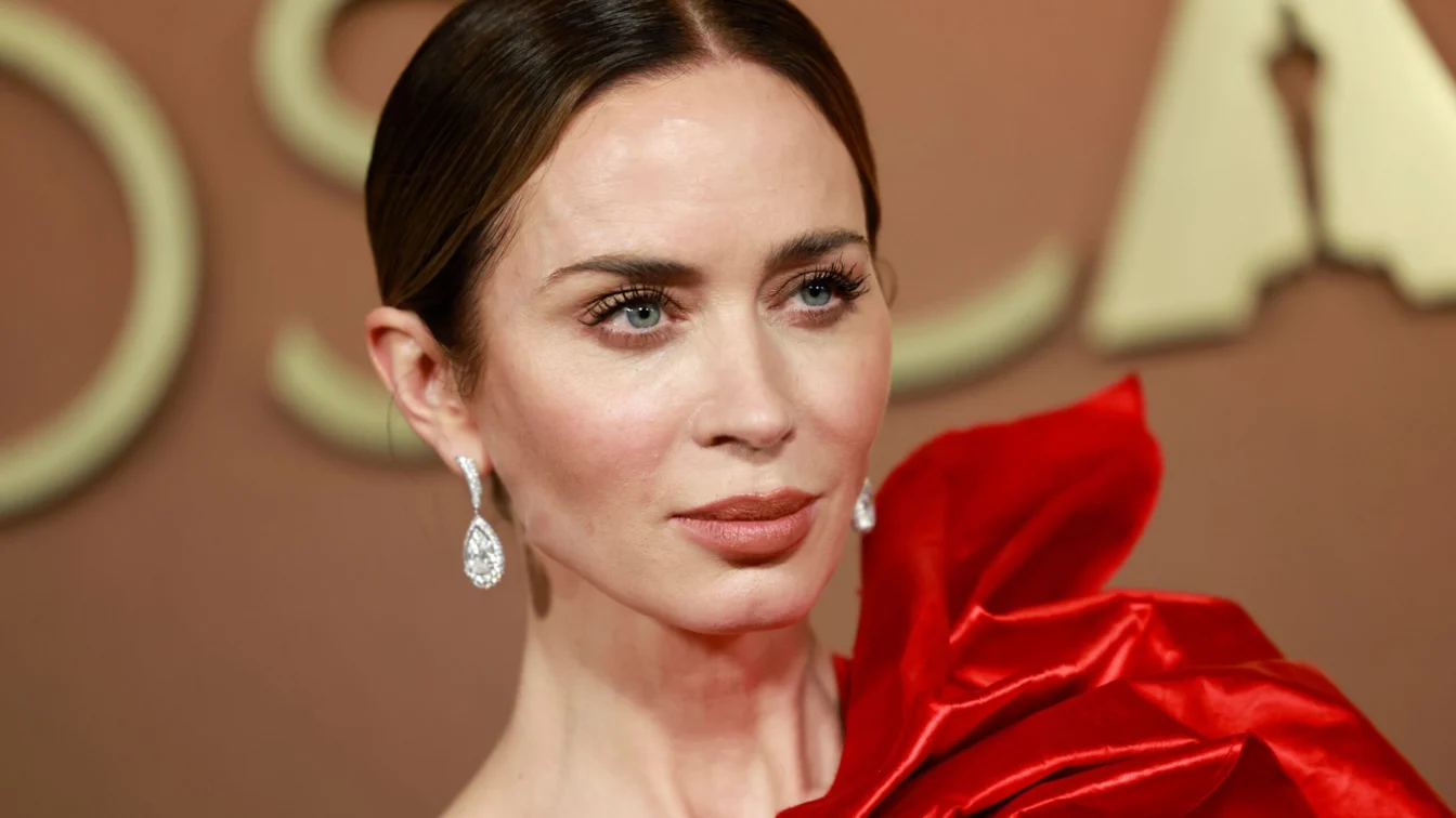 Emily Blunt reinventează manichiura roșie cu flori 3D pe 4 unghii