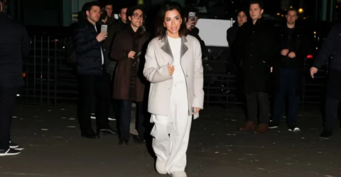 Eva Longoria a surprins la Paris cu o pereche de pantofi albi cu talpă masivă