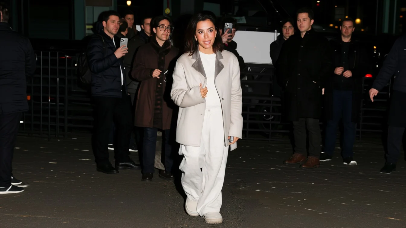 Eva Longoria a surprins la Paris cu o pereche de pantofi albi cu talpă masivă