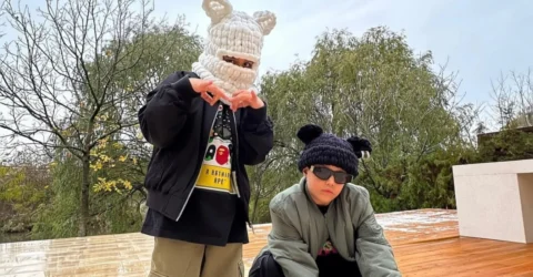 Băieții Antoniei de 9 și 11 ani au lansat prima piesă și au stârnit controverse