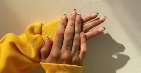 Hailey Bieber, tribut pentru Justin cu o manichiură din 9 nuanțe OPI la Coachella