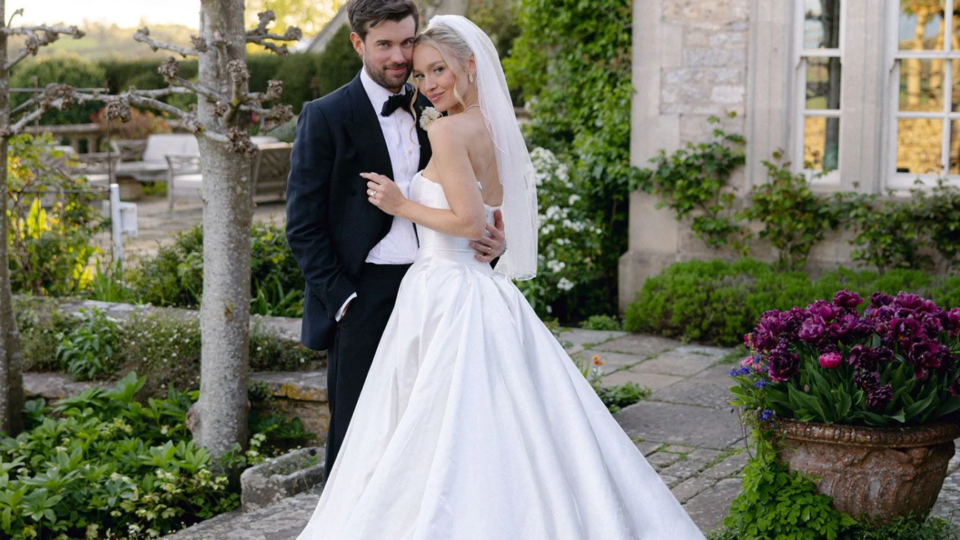 Jack Whitehall și Roxy Horner, nuntă cu 2 rochii de mireasă și un tort uriaș cu 8 etaje