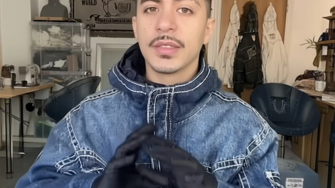 Artistul Jaffa Saba acuză True Religion de exploatare într-un video de 40 de minute