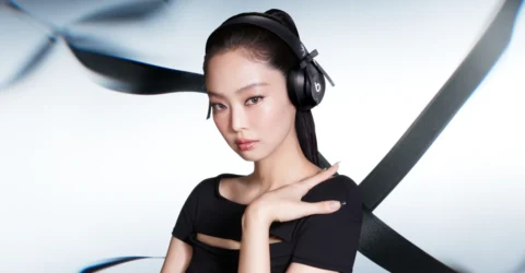Jennie de la Blackpink lansează căștile Beats Solo 4 la 199 dolari cu o piesă inedită