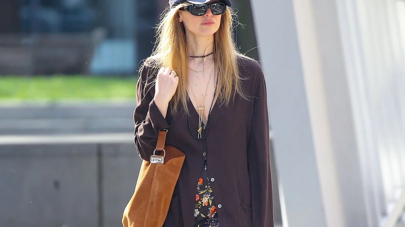 Jennifer Lawrence readuce în atenție sandalele de 690 de dolari care au făcut furori