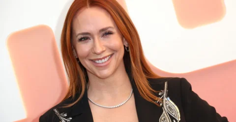 Jennifer Love Hewitt renunță la roșcat pentru un spectaculos blond miere