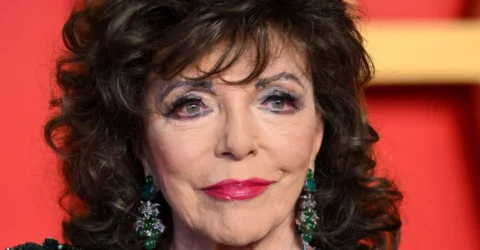 Joan Collins, la 92 de ani, uimește cu o fotografie din anii ’60 într-o rochie mini