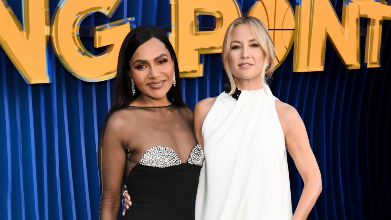 Kate Hudson si Mindy Kaling, duel stilistic la premiera serialului lor de pe Netflix