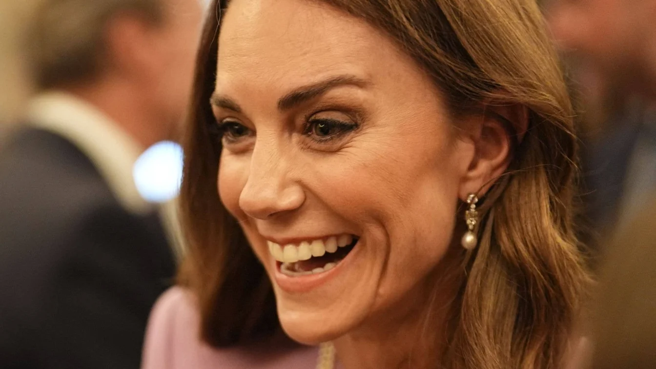 Kate Middleton transformă o rochie veche de 9 ani cu un tiv complet nou