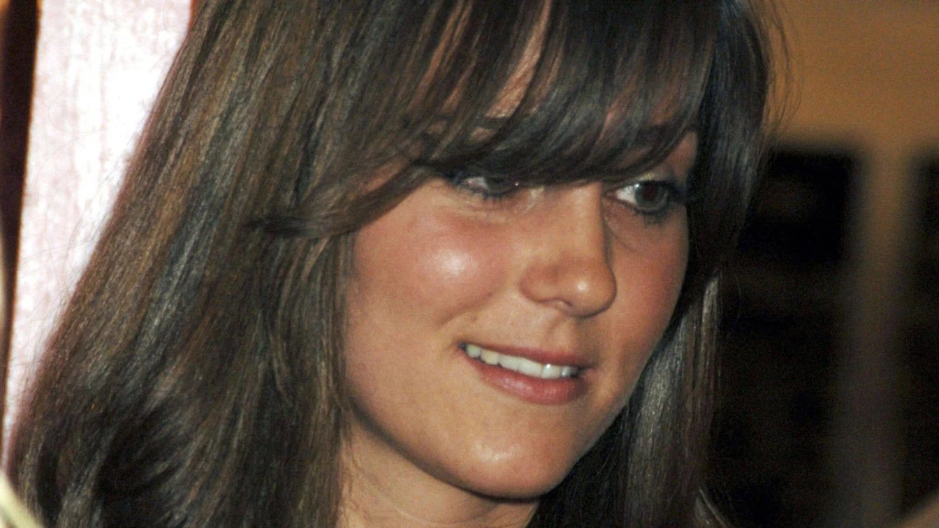 Rochia decoltata si geanta roz aprins pe care Kate Middleton nu le-ar mai purta azi