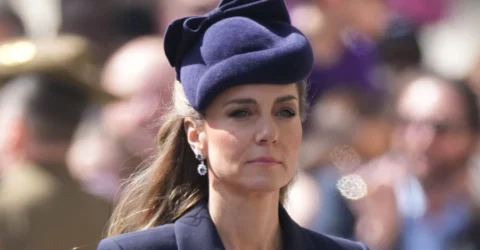 Kate Middleton a depus o coroană în numele Regelui Charles într-un palton bleumarin
