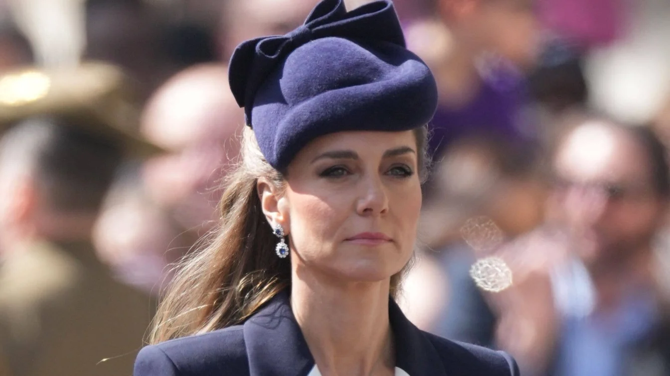 Kate Middleton a depus o coroană în numele Regelui Charles într-un palton bleumarin