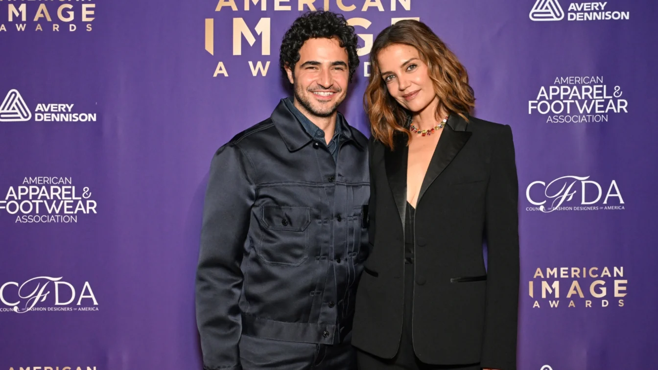 Katie Holmes a strălucit într-un smoking Gap creat de Zac Posen la New York