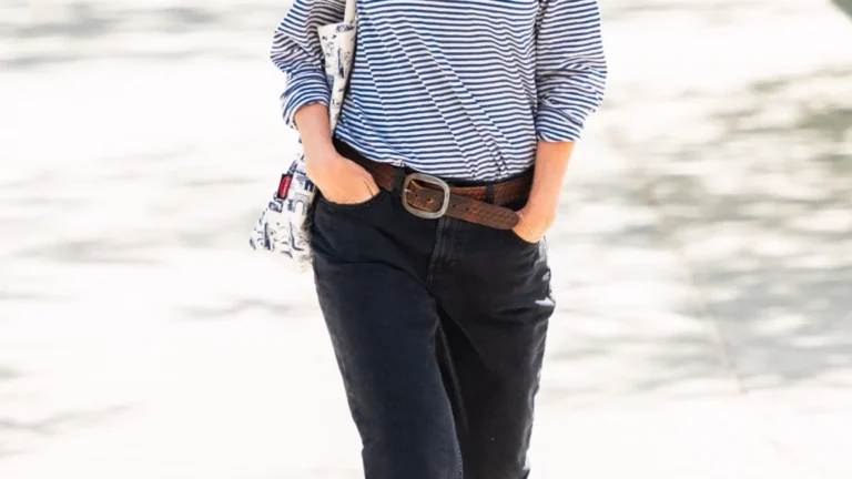 Katie Holmes propune geanta It a primăverii un model neașteptat de la o librărie