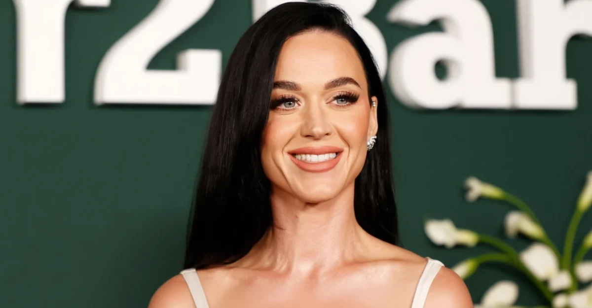 Katy Perry dezvăluie secretul siluetei sale într-o nouă campanie Balenciaga