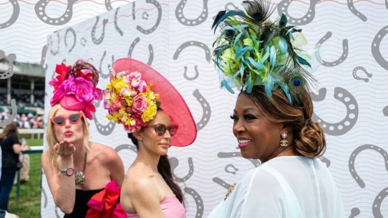 Cum a ajuns o cursă de cai să dicteze moda. Pălăriile de mii de dolari care uimesc lumea