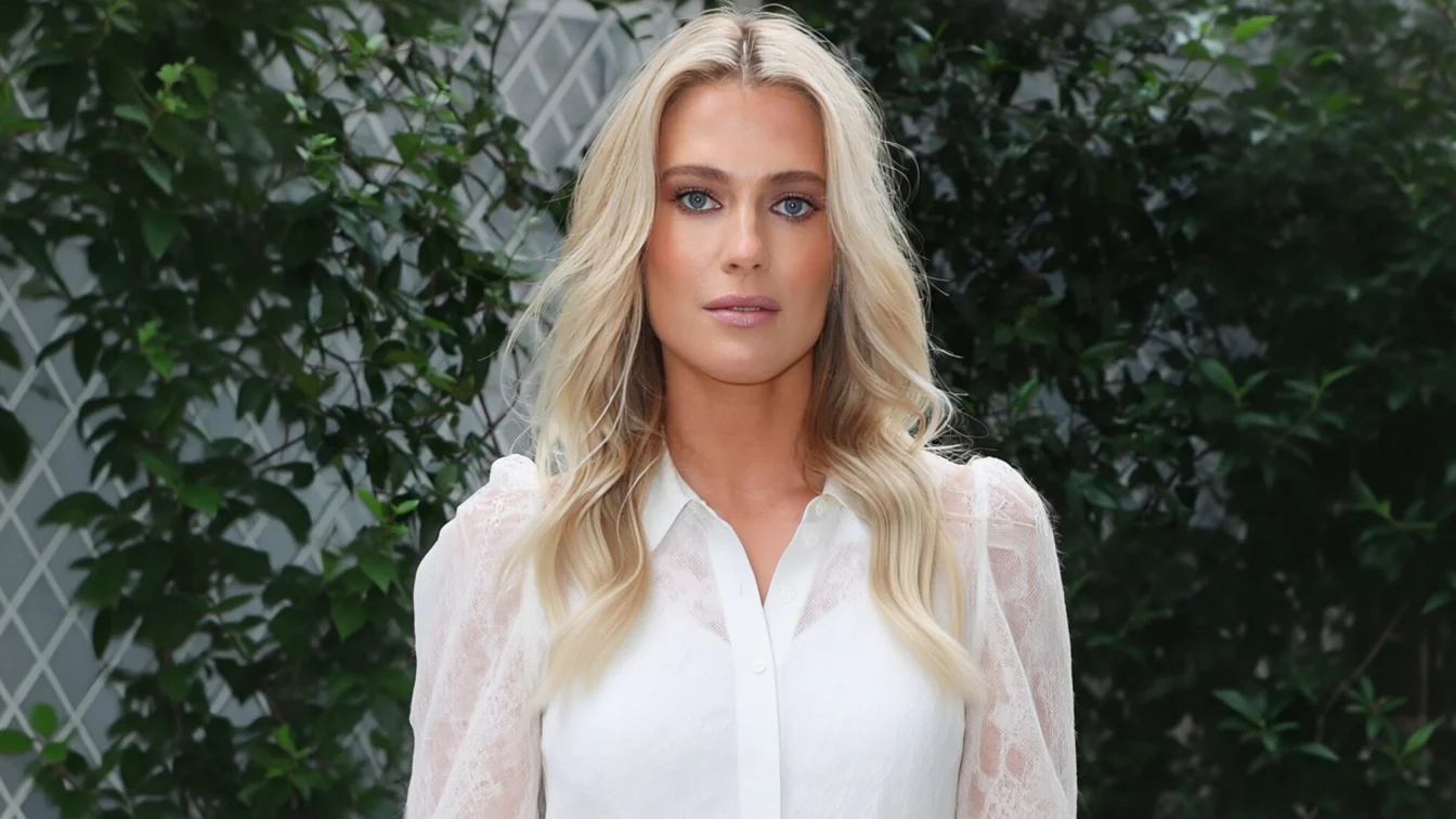 Lady Amelia Spencer, 33 de ani, apariție de senzație în costum de baie galben