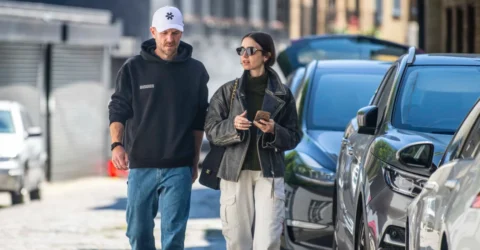 Stilul anti-Emily Cooper. Lily Collins surprinsă într-o ținută neașteptată