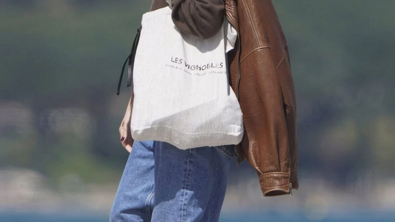 Margot Robbie sfidează vara în Saint-Tropez cu geacă de piele și pulover