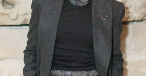 Margot Robbie surprinde la Milano cu un look complet Armani