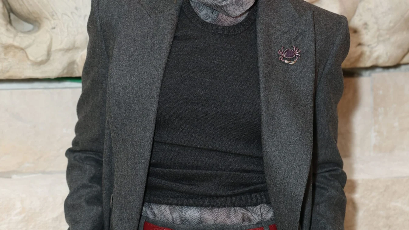 Margot Robbie surprinde la Milano cu un look complet Armani