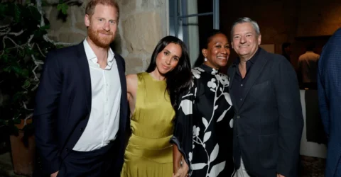 Meghan Markle a purtat o rochie Heidi Merrick reeditată la 20 de ani la un eveniment Netflix
