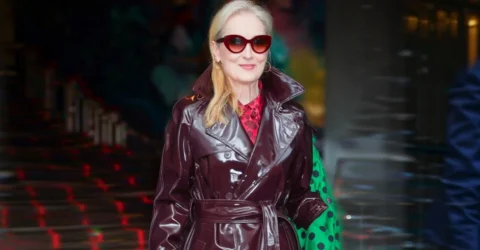 Meryl Streep schimba satinul verde cu un trench rosu Dolce & Gabbana in New York