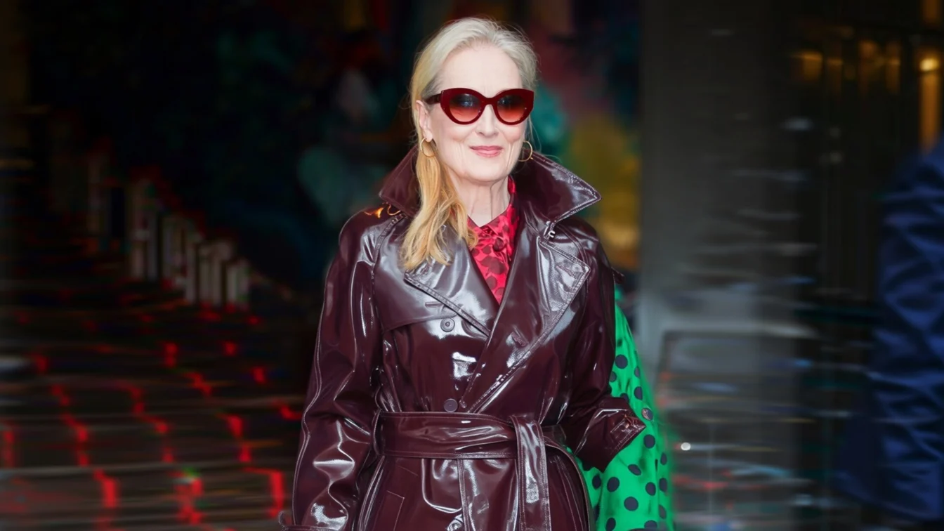 Meryl Streep schimba satinul verde cu un trench rosu Dolce & Gabbana in New York