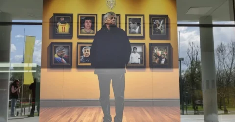 Premierul Ilie Bolojan, prezent la catafalcul lui Mircea Lucescu în ultima zi de omagii