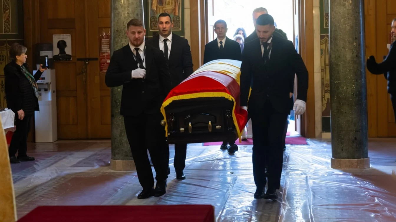 Mircea Lucescu înmormântat cu onoruri militare după o slujbă oficiată de un ierarh BOR