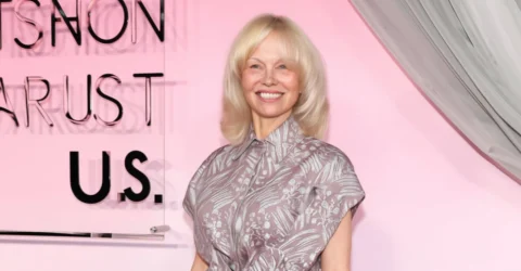 Pamela Anderson a readus la viață anii ’70 cu un look inspirat de Farrah Fawcett