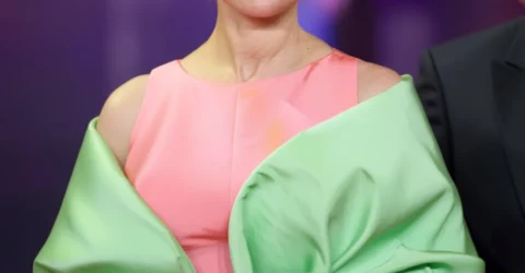 Pamela Anderson revine la anii ’70 cu o tunsoare inspirată de Farrah Fawcett