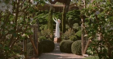 Pamela Anderson lansează The Sentimentalist, o colecție cu 40 de piese de mobilier