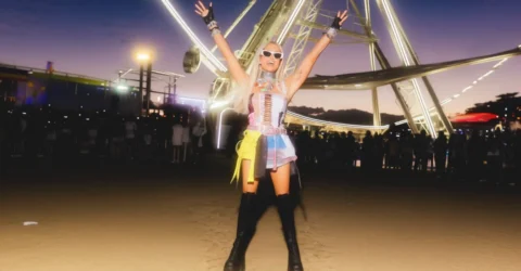 Paris Hilton aduce cizmele Y2K la Coachella cu un model de 133 de dolari