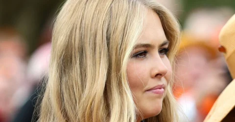 Prințesa Amalia la 22 de ani impune respect într-un costum roșu de Ziua Regelui