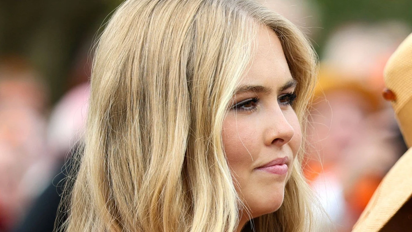 Prințesa Amalia la 22 de ani impune respect într-un costum roșu de Ziua Regelui