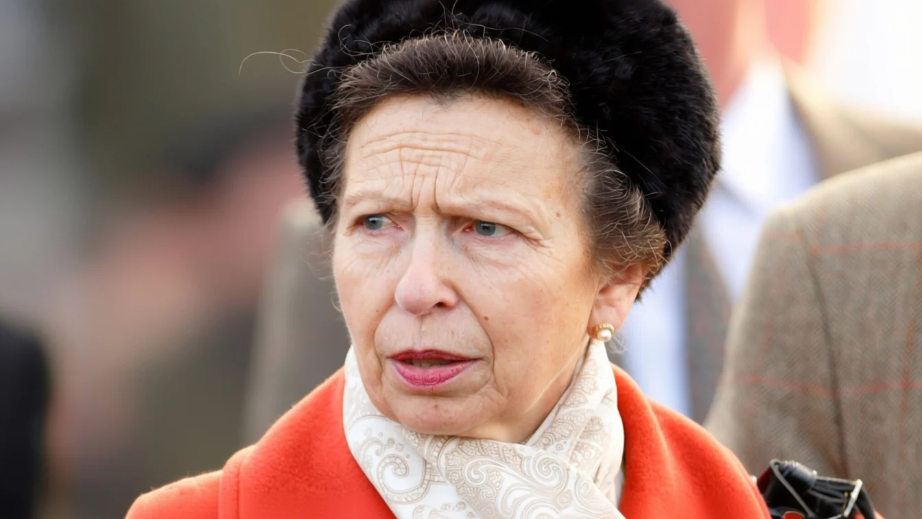 Prințesa Anne a purtat din nou haina portocalie pe care Kate Middleton o evită