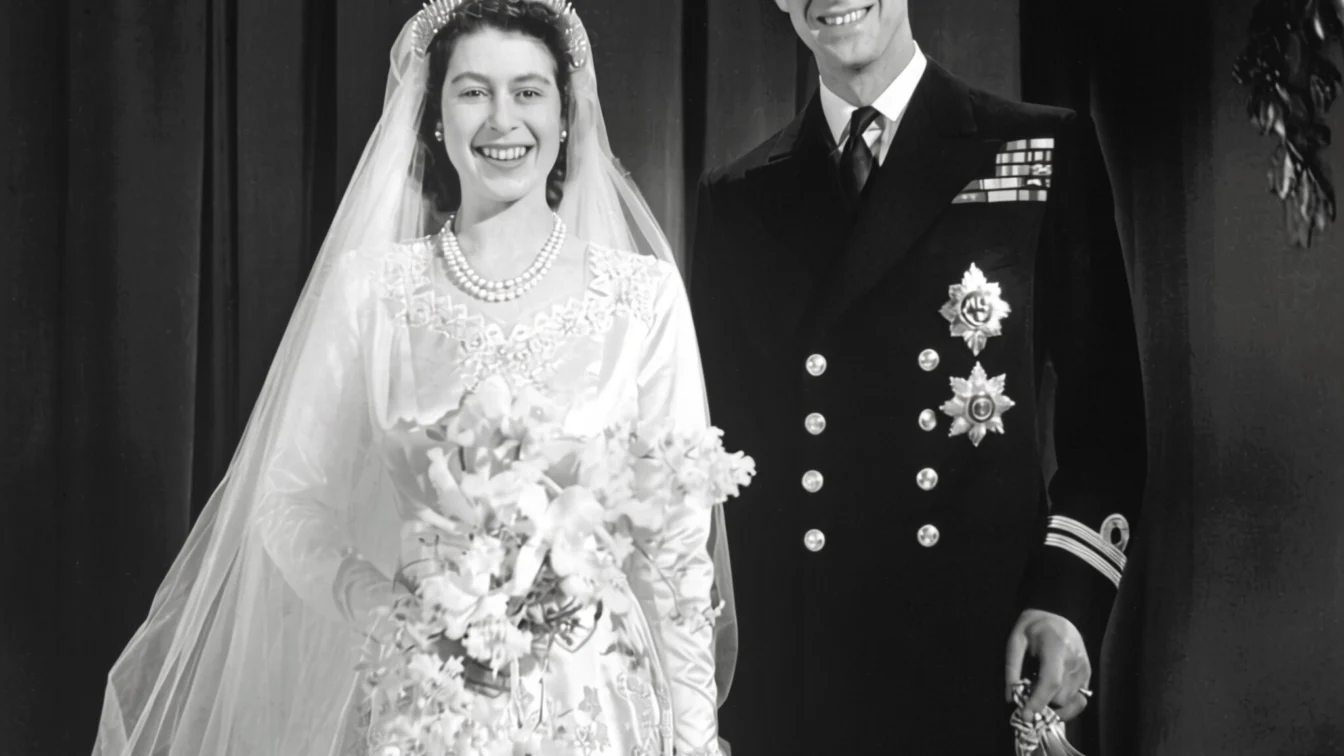 Peste 300 de piese din garderoba Reginei Elisabeta a II-a, dezvăluite la Palatul Buckingham