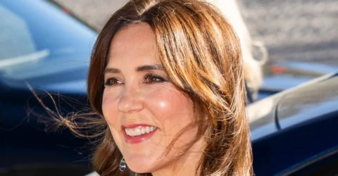 Misterul articolului despre Regina Mary si pantofii de 900£ care a disparut online