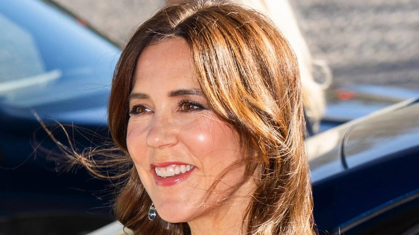 Misterul articolului despre Regina Mary si pantofii de 900£ care a disparut online