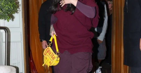 Rihanna a debutat în Paris geanta Dracula de la Dior, cel mai nou it-bag