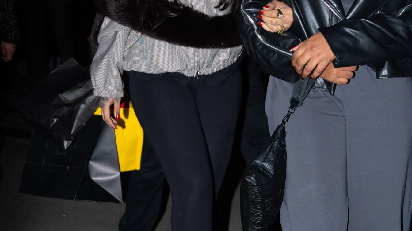 Rihanna petrece până la 6 dimineața în Paris cu o ținută Balenciaga și Tom Ford