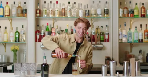 Robert Pattinson prepară 3 cocktailuri inspirate de Twilight și The Batman