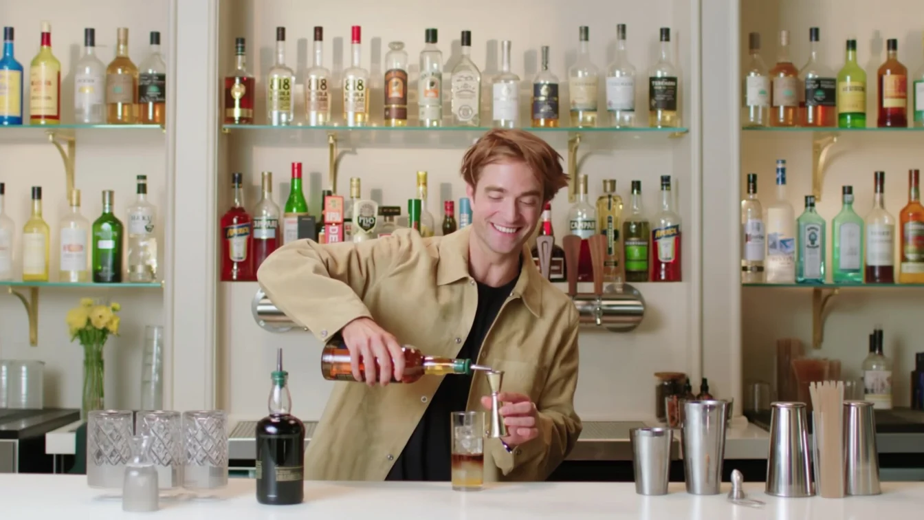 Robert Pattinson prepară 3 cocktailuri inspirate de Twilight și The Batman